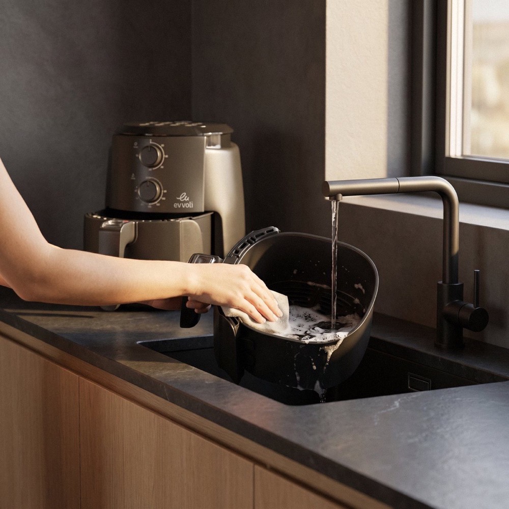 The 4 L basket rinsed under the tap in the sink
